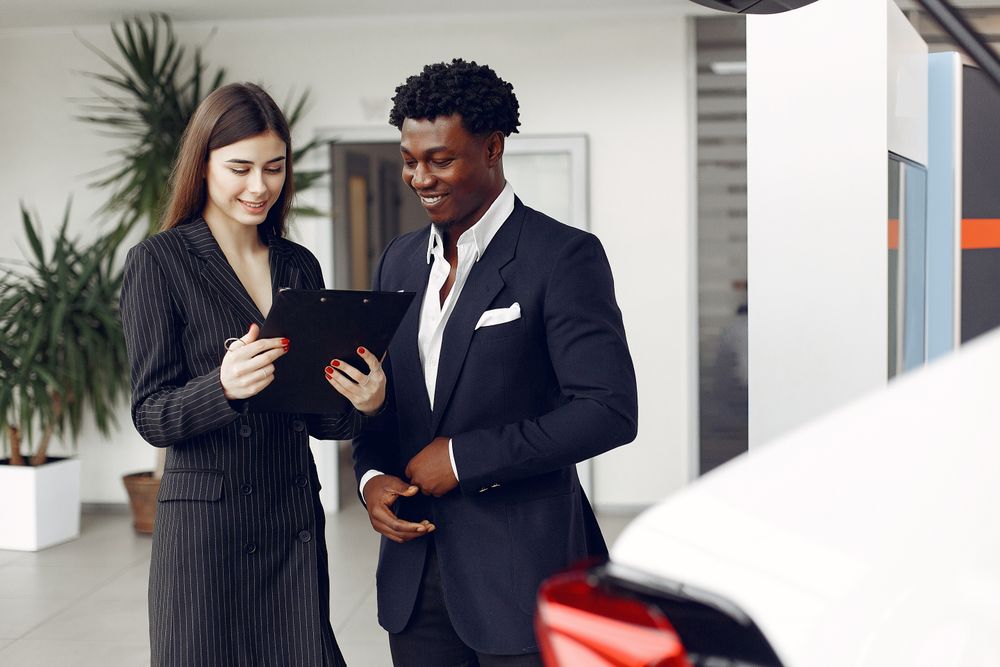 Vendeur et client vérifiant un document dans un showroom